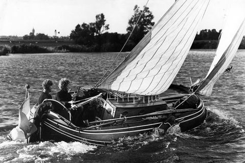 Lytse Bever na restauratie met aan roer Tj. van der Meulen (foto Theo Kampa 1963, Collectie GtC)