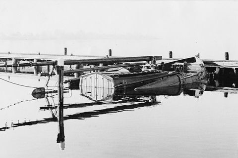 Gezonken Lemster hengst in Jachthaven Kersken, Leimuiden