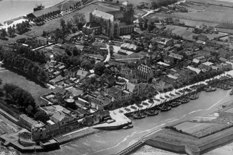 Luchtfoto KLM ca. 1925 - Typisch Holland Veere (KLM foto)